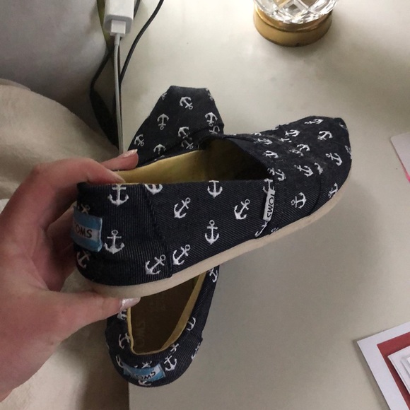 Women’s Tom’s anchor print slip ons - Picture 1 of 6